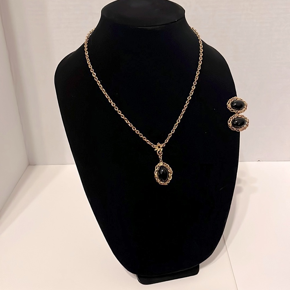 Vintage 1928 Jewelery Company Necklace and clip-on earrings